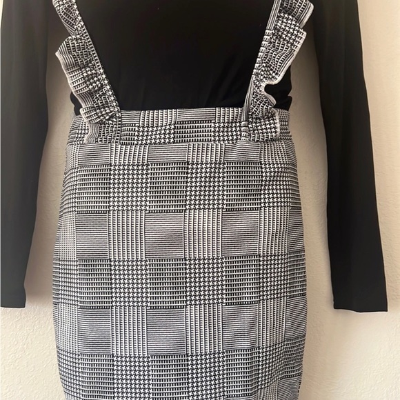 Solid mock neck tee & ruffle trim suspender skirt - Picture 6 of 7